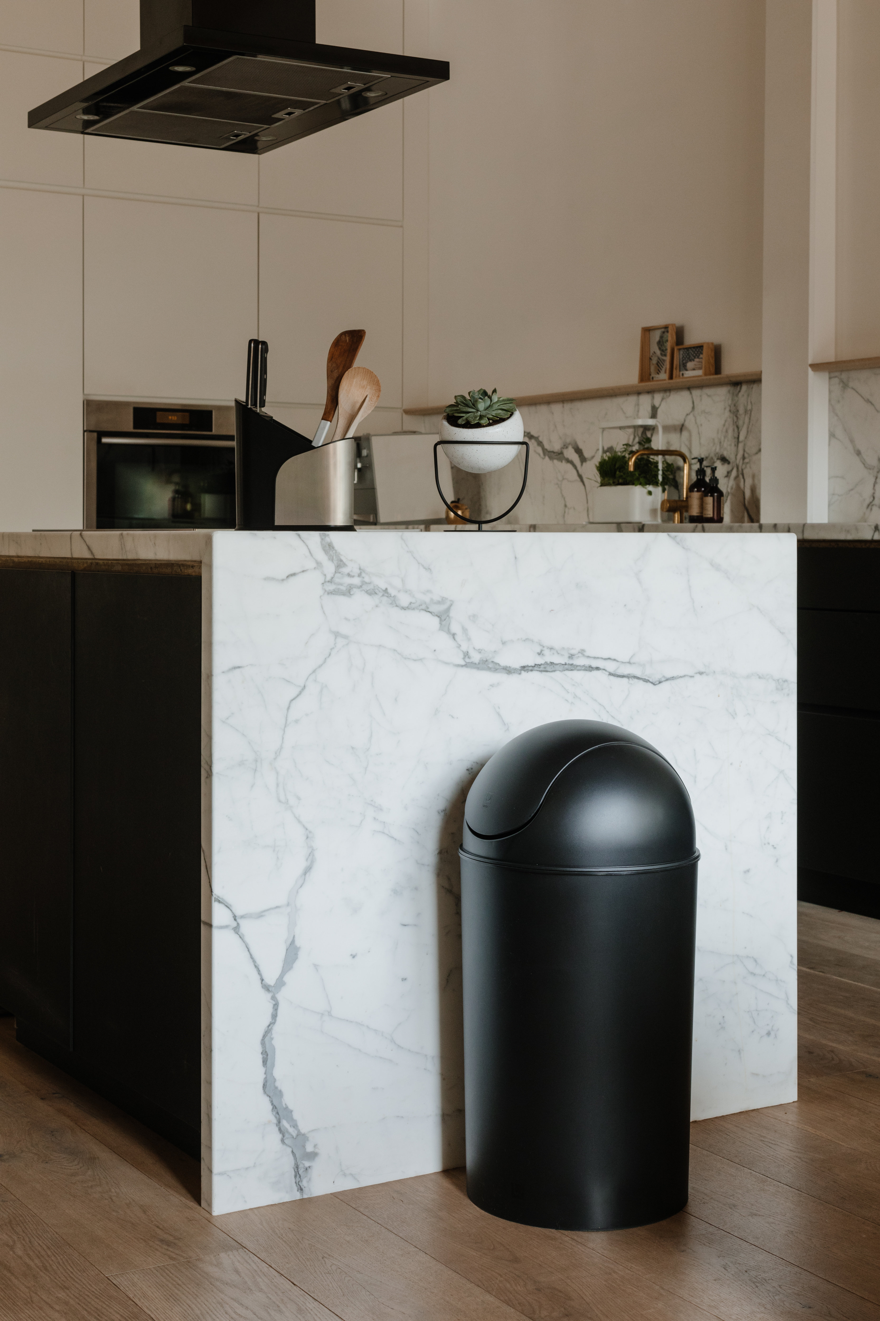 Umbra Grand Plastic 10 Gallon Swing Top Trash Can & Reviews Wayfair