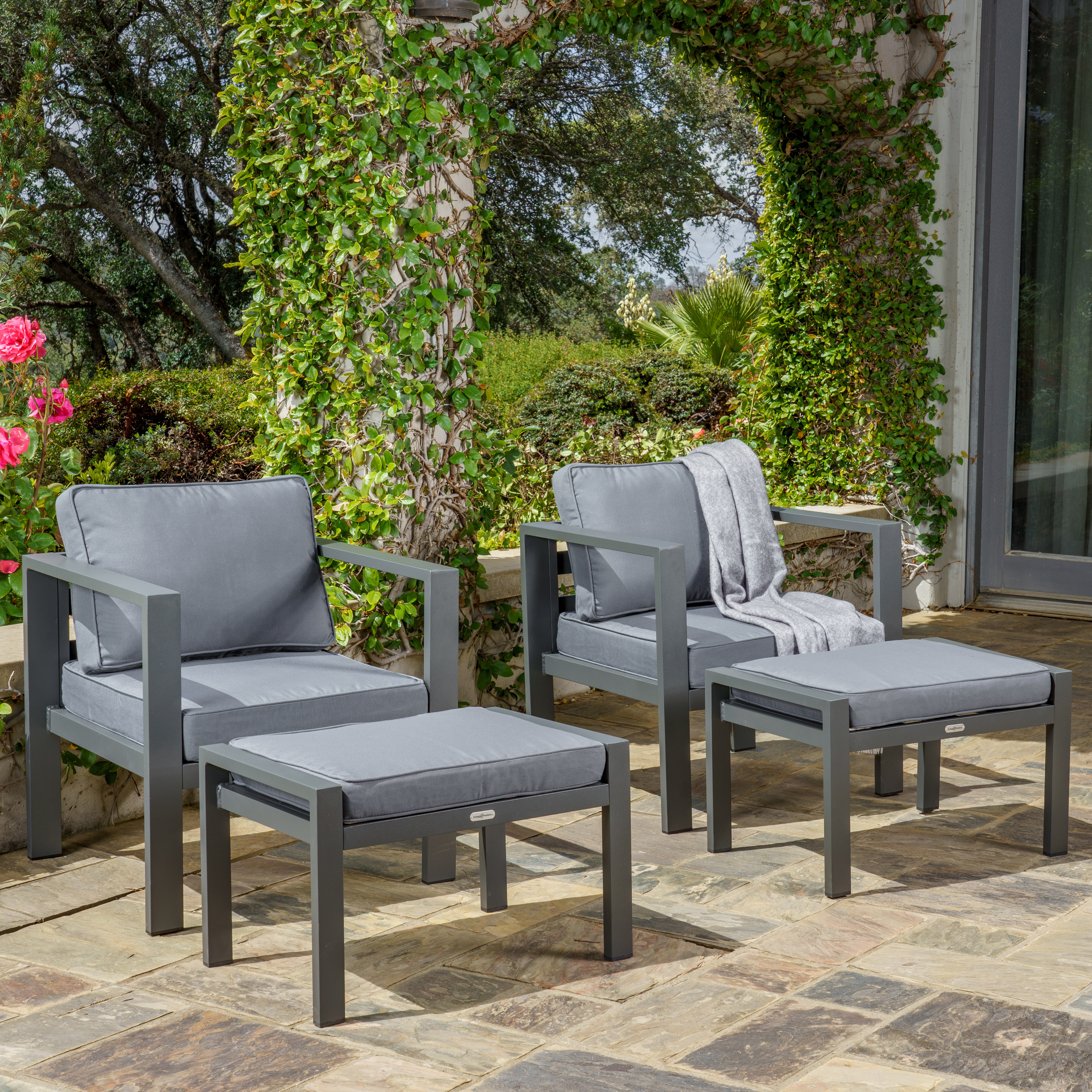 4 outdoor chairs with cushions