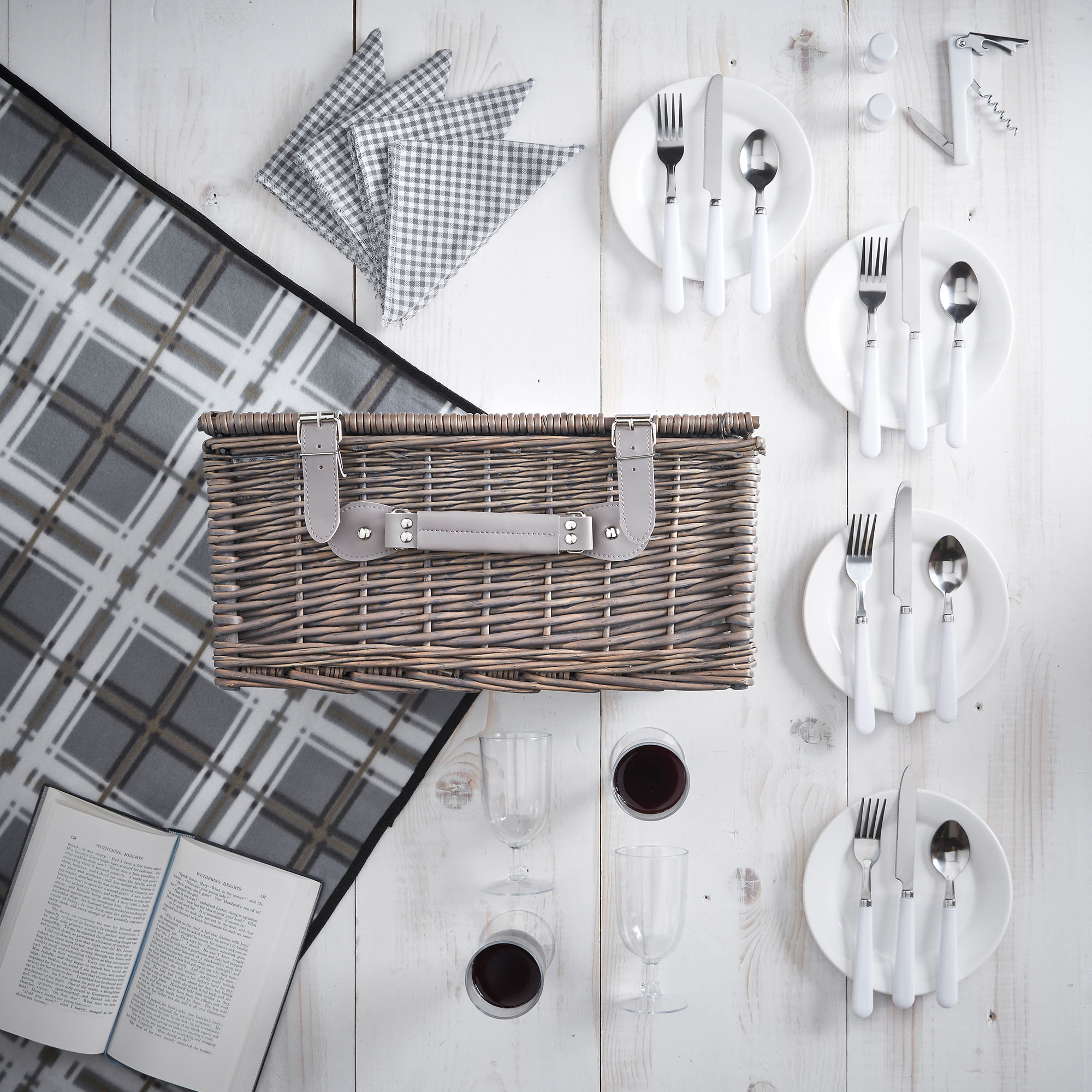 VonShef Deluxe 4 Person Traditional Wicker Picnic Basket & Reviews