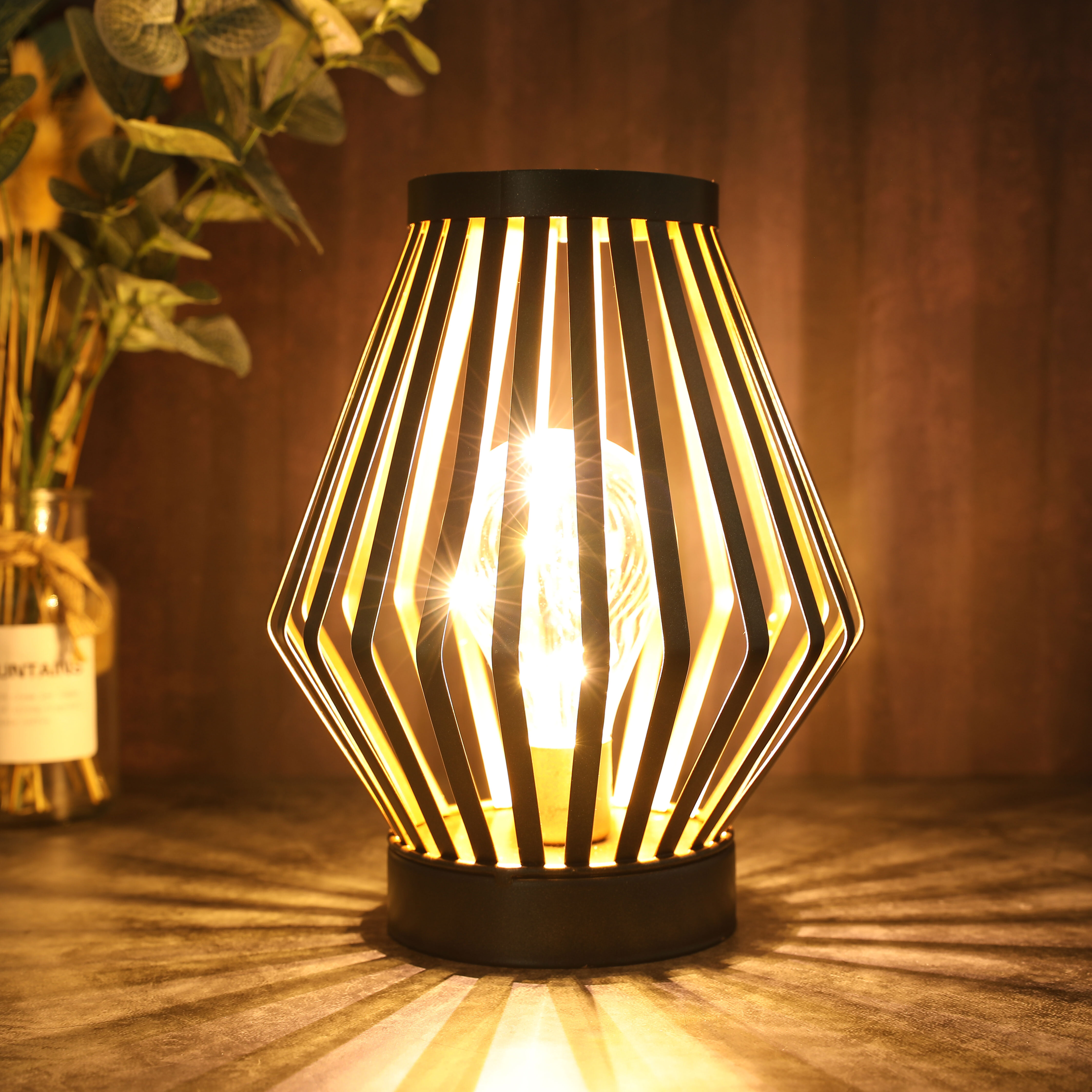 4 LED Battery Antique Vintage Bulb Lantern Hanging or Table Lamp Indoor Garden 