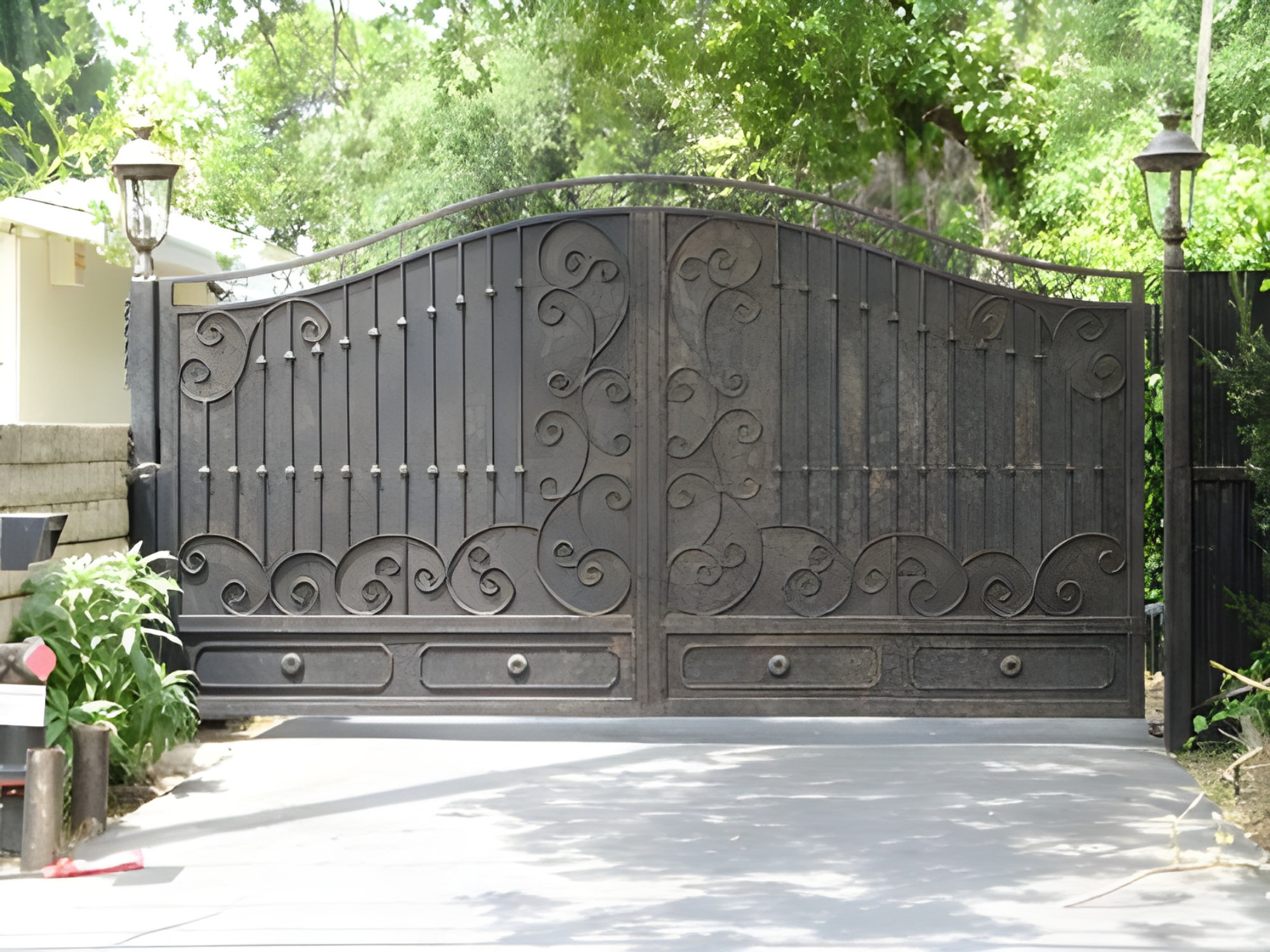 TAIMCO Artistic Design Block Steel Driveway Gate Modern Metal Heavy