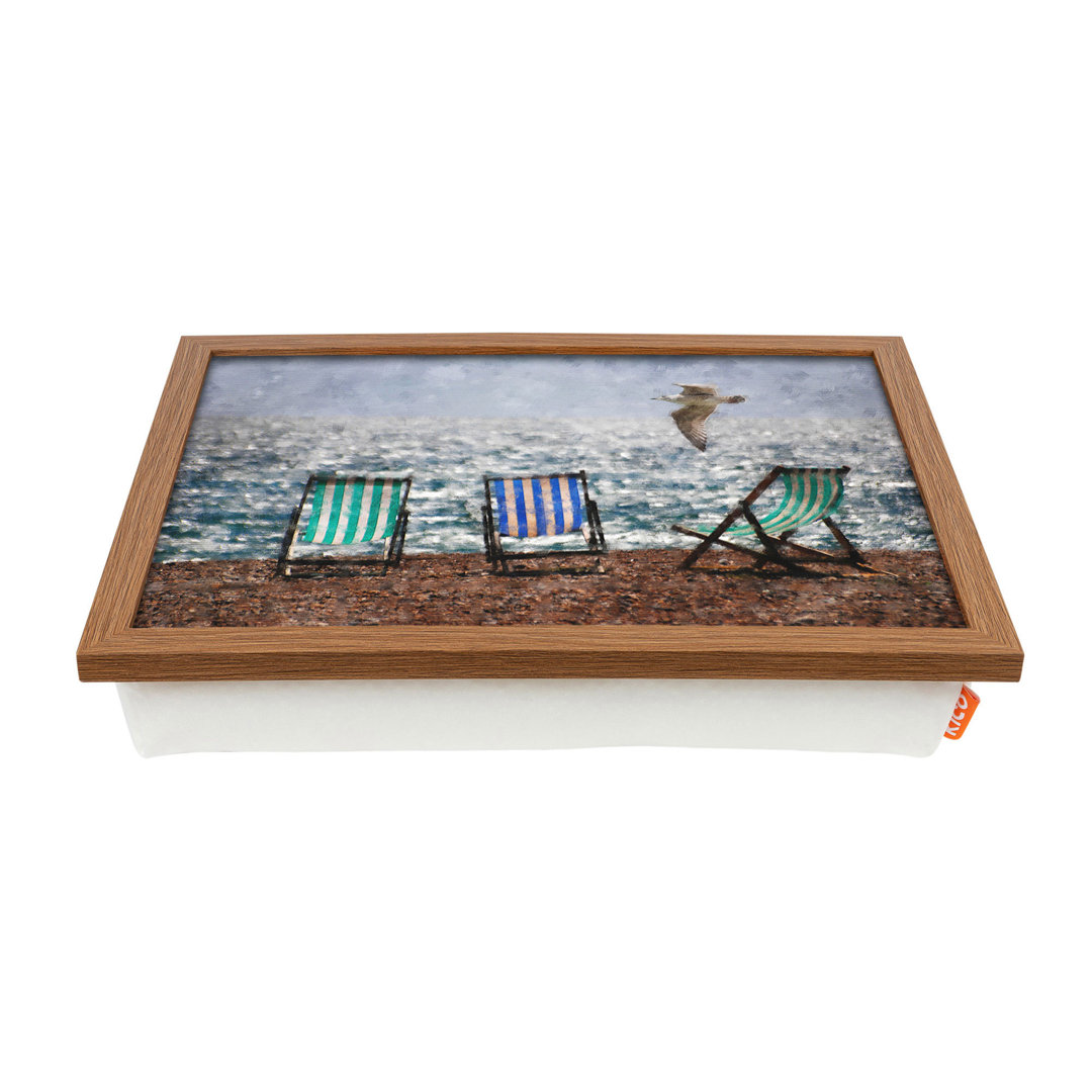 East Urban Home Laptop-Tablett Seagull over Brighton Beach Deckchairs Painting
