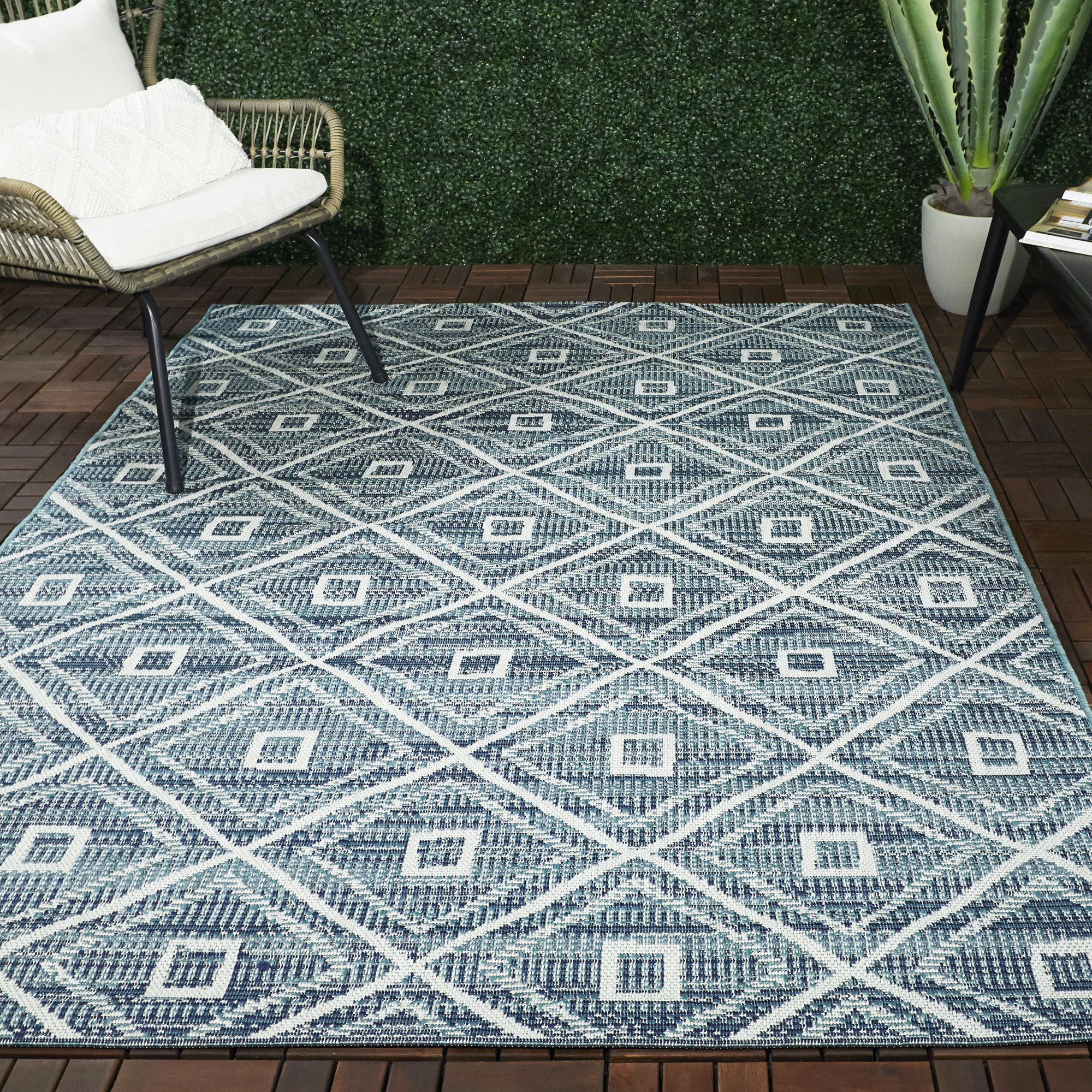 Oliver Mccreary Geometric Teal Indoor / Outdoor Area Rug