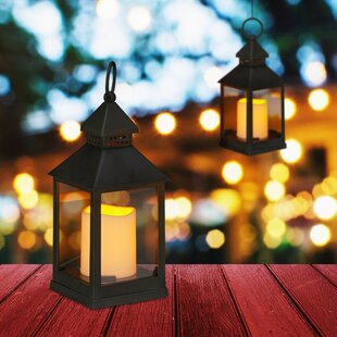 Eine nostalgische Lampe als faszinierendes Windlicht zur Beleuchtung der Haustür 