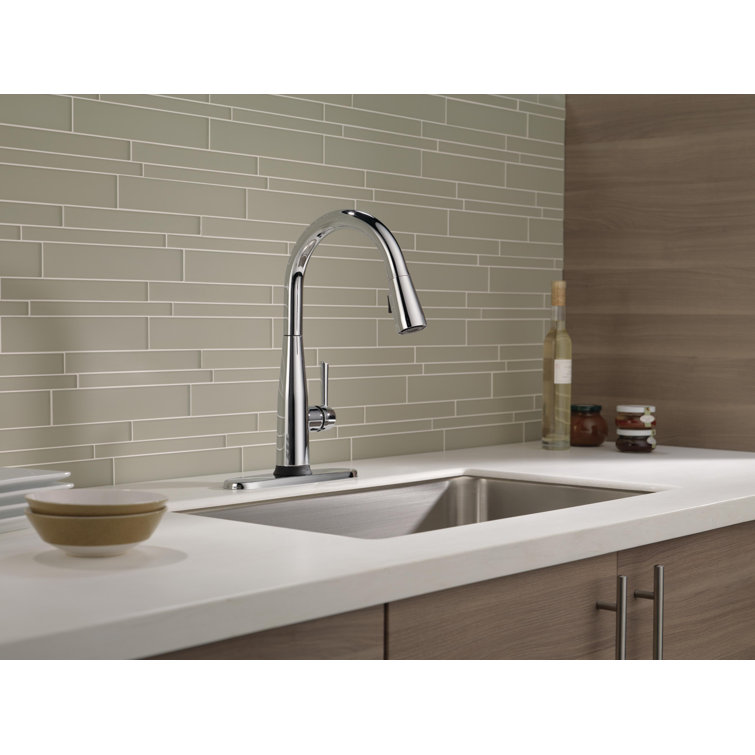 Essa Pull Down Single Handle Kitchen Faucet with MagnaTite Docking and  Touch2O Technology